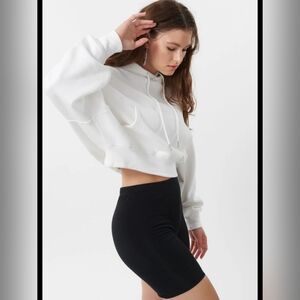GARAGE Long Sleeve Meg Cropped Hoodie In White. Size XS.